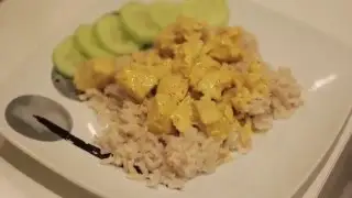 Vištiena su kariu ir grietinėle