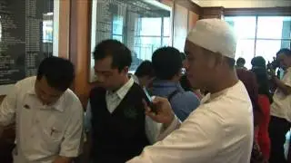 To commemorate National Manpower Day 2011, the Ministry of Health held a mass circumcision event.