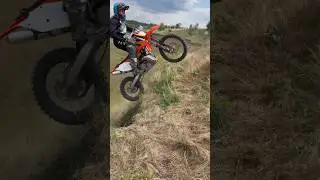 ОПАСНО НА КРАЮ😬 #ктм #enduro #trenirovka #ternovka #bike #всевэндуро #гора #shorts