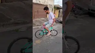 Olha o jeito que meu tio anda na bike