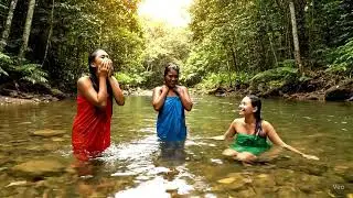 Tiga Cewek Mandi Di Sungai