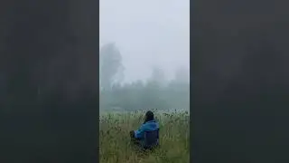 Di luar hening, di luar riuh. 