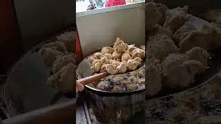 Jelajahi sensasi lezat dari tahu walik IK-NA : crunchy diluar, lembut kenyal di dalam. 😋👌