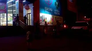 Уличные музыканты в Киеве и зажительно танцующий мальчик