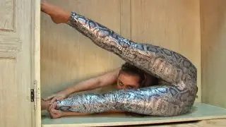 Alena Zavialova. Contortion Performance.