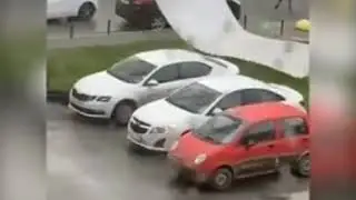Man knocked down by powerful wind gust in #Ekaterinburg #Russia