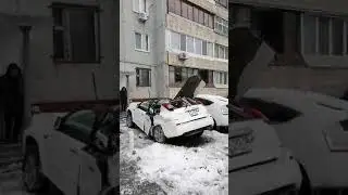 упала плита на авто во Владивостоке
