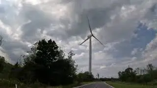 Вітрогенератор зблизька. Вражаюче видовище.