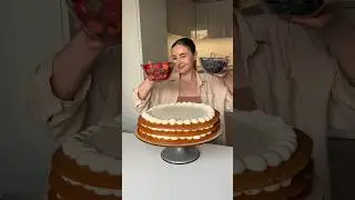 Собираю огромный медовик😍🍯 Как вам тренд на такие большие, но низкие торты?