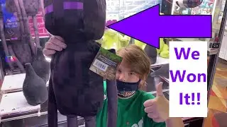 Winning a Giant Enderman Plush from the UFO Catcher at Round1