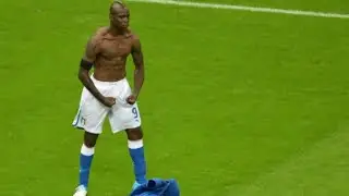 Balotelli skills (komik anlar)   Balotelli funny moments