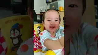 Bé tập ăn trái cây