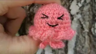 Небольшая игрушка-брелок из остатков пряжи: вяжем крючком медузку. Описание под видео