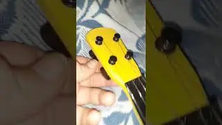 Игрушка пластиковая жёлтая яркая гитара для детей музыкальная