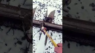 мету рельсы от снега, для лучшего акустического контакта