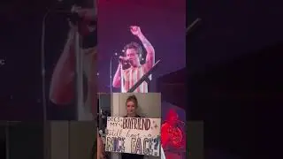 Harry styles reading fans sign ( Does my boyfriend still have a nice face ?