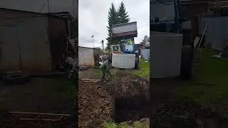 МТЗ. Опускаем кольца ЖБИ. Глубина ямы 3.30 метра.