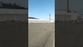 На Дворцовой площади в Петербурге установили белые шатры. Зачем?