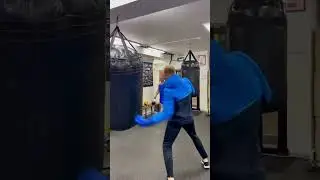 Опять этот мешкобой, за своим любимым делом! 😊🙈