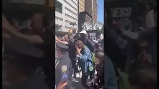 Robert De Niro gets absolutely MOGGED in NYC.