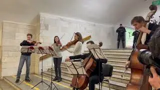 «Концерт между взрывами» на одной из станций метро в Харькове 26 марта 2022 года