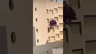 На Ибице машина пробила стену паркинга и застряла в ней #новостииспании #испания #новости