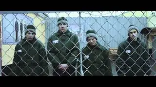 Парни читают рэп на зоне...