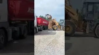 Погрузка вскрышного грунта на карьере