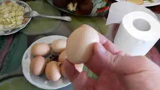 Как отличить сырое яйцо от вареного.