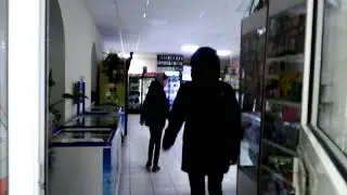 Дети стреляют в магазине пистолетом / Злые продавщицы