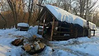 ЖИЗНЬ И БЫТ В ТАЁЖНОЙ СТАРОЙ ИЗБЕ . СДЕЛАЛ ЛАВКИ В БАНЮ . ТОПЛЮ ДВЕ ПЕЧИ ОДНОВРЕМЕННО .