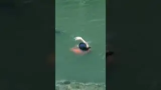 Gadis desa mandi di sungai