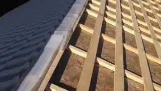Особенности укладки металлочерепицы на кровлю в СИП доме
