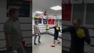 Родной Братик не сдержался и в джинсах залетел попробовать боксёрскую технику! 😁👍