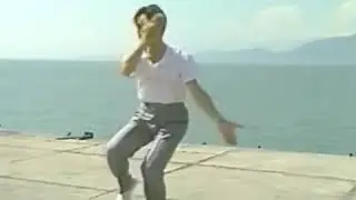 Учитель Чжоу И выполняет комплекс ДИНШИ.