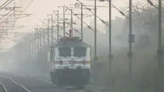 WAPPIE HAULED WAPPIE!!! LIGHT LOCOMOTIVES WAP-7 & WAP-5 MOVE TOWARDS VALSAD!!!
