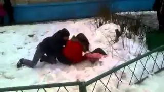 Кавказец делает оригинальный подарок своей девушке