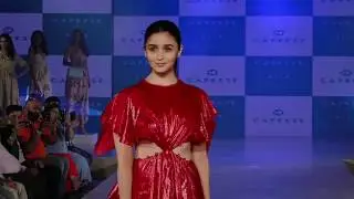 Ranbir Kapoor's girlfriend Alia Bhatt HOT Ramp Walk!