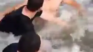 Жулик прикол на речке , смотреть до конца.