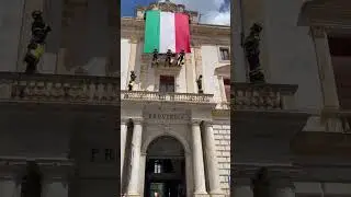 POTENZA - I Vigili del Fuoco stendono il tricolore 🇮🇹 sulla facciata della Prefettura