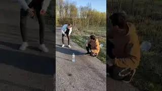 Кирилл Курьян делает трюк с бутылкой
