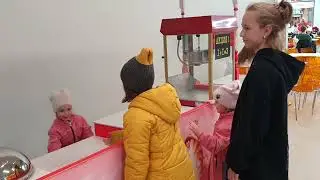 Кому пирожки, кукурузу! (использован звук из фильма 