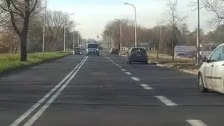 Radiowóz wyprzedza przed łukiem na czołówke