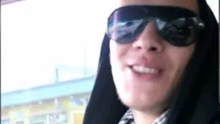 Парень очень красиво читает рэп