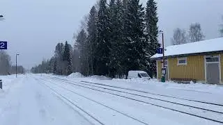 Timber train T 53385 bound for Seinäjoki passing Pihlajavesi station.