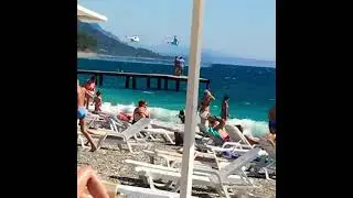 Самолёт- амфибия и вертолеты забирают воду из моря для тушения лесных пожаров в Турции