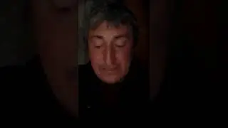 песня.он увидел её и влюбился...