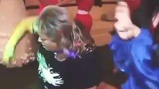 Толстуха жгет