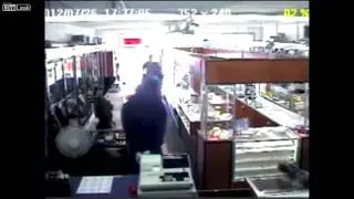 бабуля с пестиком сорвала групповое ограбление