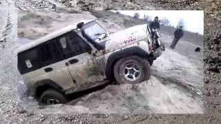 #194. УАЗ медленно выбирается из лужи [АВТО 4x4]
